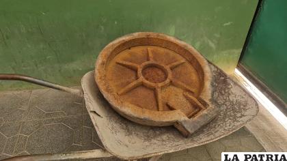 La tapa de alcantarilla robada era transportada sobre una carretilla /Emilio Castillo