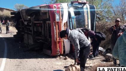 Vuelco de bus deja dos fallecidos; el chofer dice que los frenos no respondieron /Erbol