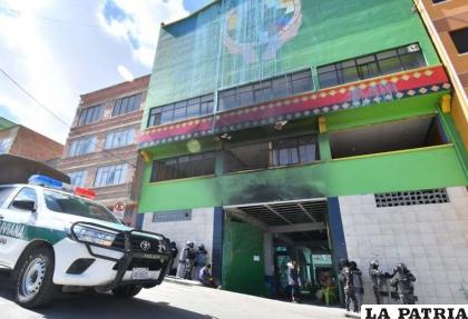 Policías en el mercado paralelo de coca /APG