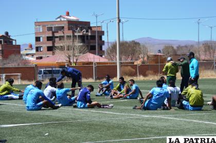 Las charlas técnicas a los jugadores son parte de los entrenamientos /LA PATRIA

