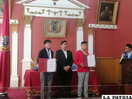 Handel Cayo y Andrés Murillo fueron reconocidos por el alcalde Adhemar Wilcarani /LA PATRIA
