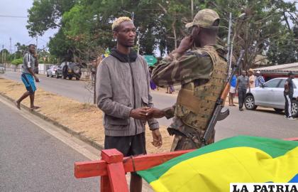 Centenares de personas salieron esta mañana a las calles de Libreville, la capital de Gabón, en apoyo de los militares /EFE