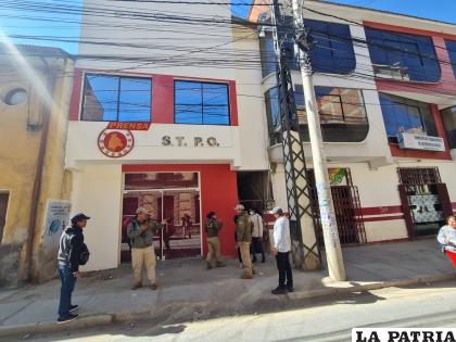 Los agentes de la Policía iniciaron con las investigaciones del caso /Emilio Castillo