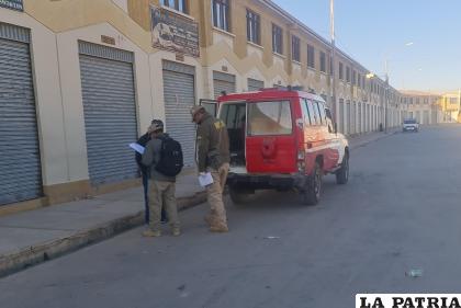 Uniformados de la Felcc trasladan el cadáver a la morgue del Cementerio General /Emilio Castillo