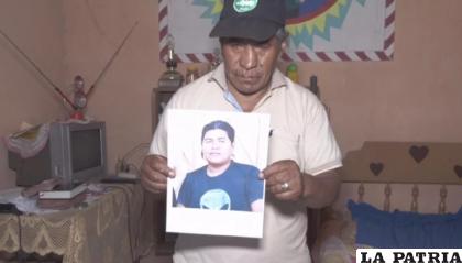 Saturnino Tola enseñando la foto del nieto que le robó todos sus ahorros /Alberto Pérez