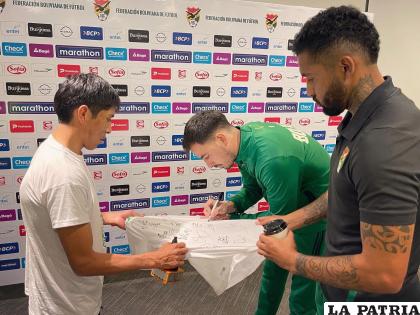 Garibay recibió una casaca autografiada por los integrantes de la Verde /FBF