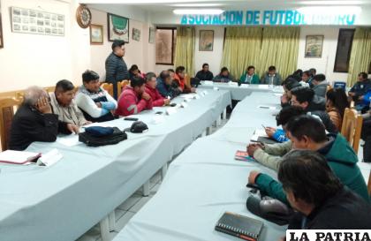 No se ponen de acuerdo y mantienen en incertidumbre el inicio del torneo /LA PATRIA