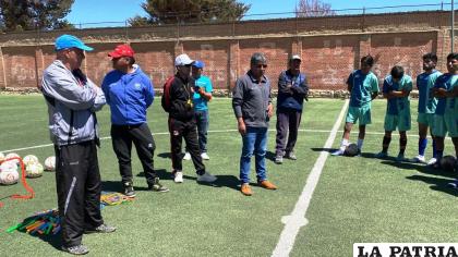 Dirigentes del club San José intentan transmitir motivación a los jugadores /LA PATRIA
