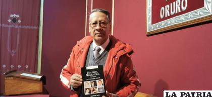 Freddy Arancibia con su libro ??Foxtrot, Rock- Folk y otros? durante su presentación en Oruro /LA PATRIA 
