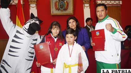 Deportistas del karate junto a la alcaldesa Rossío Pimentel