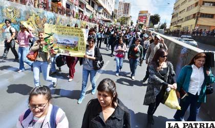Estudiantes de la Facultad de Sociales de la UMSA marcharon para protestar por el “etnocidio” del Tipnis