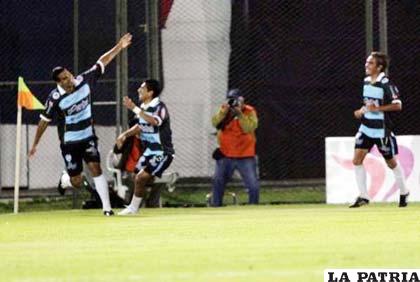 Iván Huayhuata junto a Aquilino Villalba celebran el gol conquistado en Asunción