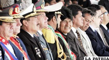 Alto Mando Militar junto al presidente Morales