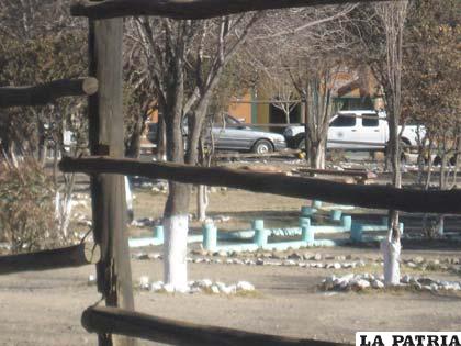 Al fondo se observa el vehículo del asesor legal de la Segunda División que se reunió con autoridades militares antes de entrevistarse con los fiscales