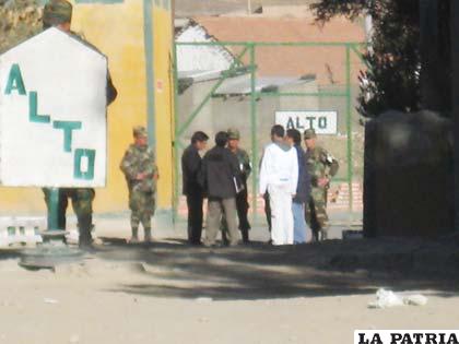 Representantes del Ministerio Público en diálogo con los militares en la puerta del Regimiento Braun