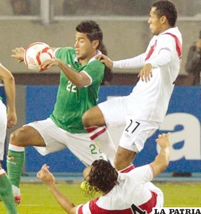 Cardozo domina el balón, gran valor de la Selección boliviana