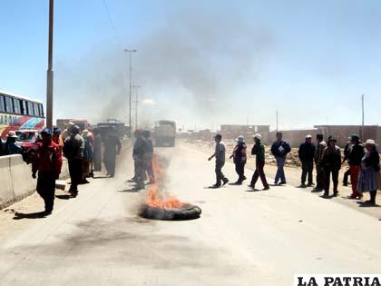 Vecinos del sector Este de la ciudad quemaron llantas en el bloqueo de ayer