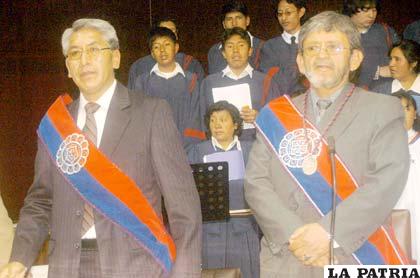 El rector de la UTO, Rubén Medinaceli, y el vicerrector, Augusto Vela, en la imposición de emblemas, acto desarrollado en el Paraninfo Universitario