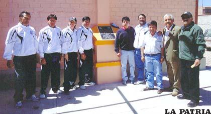 Dirigentes y cuerpo técnico de Oruro Royal