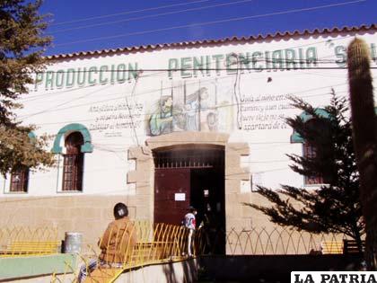 Al interior del Penal de San Pedro, los internos viven en total hacinamiento