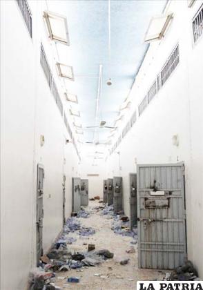 Vista del corredor y puertas abiertas de celdas en el interior de la prisión de Abu Salim en Trípoli, Libia