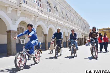 Jóvenes con sus bicicletas ayer en la Plaza 10 de Febrero
