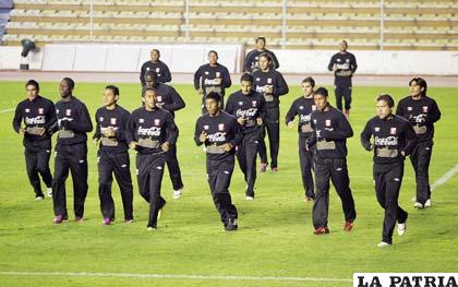 Jugadores de la selección de Perú, entrenaron anoche en el “Hernando Siles”
