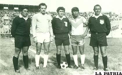 René Orihuela, árbitro del fútbol profesional junto a los capitanes y sus colaboradores, Hugo Herbas y Hugo Larraín