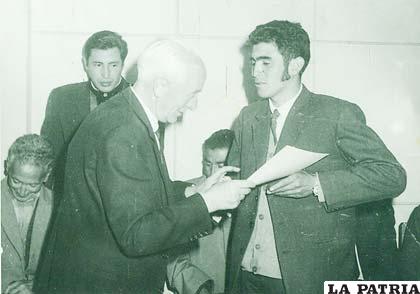 René Orihuela recibe el certificado de reconocimiento a su labor en 1967 por parte del distinguido dirigente del fútbol, Luis Forns Samsó