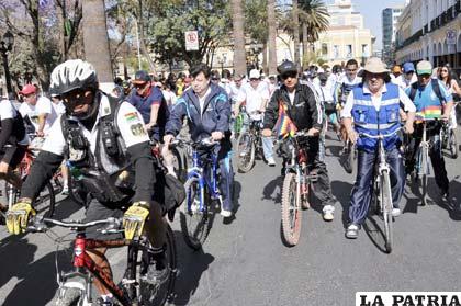 Caravana ciclística en Cochabamba por calles principales