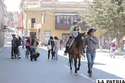 Un paseo a caballo por la Plaza 10 de Febrero