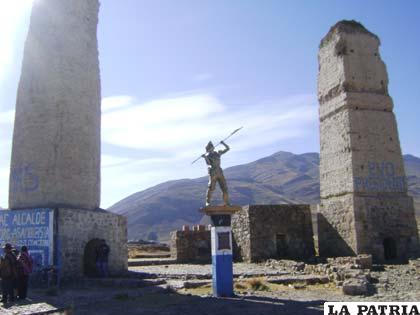 TORRES DE FUNDICIÓN
Las “Dos Torres de Fundición” fueron construidas el año 1920, consideradas como un equipo moderno que fue edificado por la Compagnie Aramayo Mines en Bolivia, para el proceso de fundición, previa calcinación de los minerales.