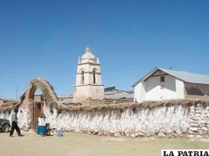 Iglesia de Huancaroma
La iglesia de Huancaroma de la época de la colonia donde las plantas, fachadas, artesanías, esculturas y decoraciones, todo está presente en la arquitectura colonial – religiosa del Departamento de Oruro.
Éste es uno de los motivos por los cuales la gente de la tierra de los Urus se siente orgullosa por este patrimonio arquitectónico.