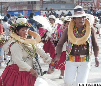 La producción regional, los ritmos e indumentaria característicos de cada comunidad, se muestrancon gala en la Anata Andina