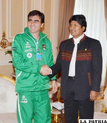 El técnico de la selección, Gustavo Domingo Quinteros junto a Evo Morales Ayma