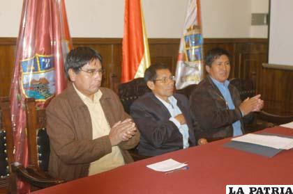 Hugo Marza, vicepresidente de la Asamblea Departamental; Florencio Choque, secretario general de la Gobernación y Doroteo Martínez, presidente de la Brigada Parlamentaria (de izquierda a derecha)