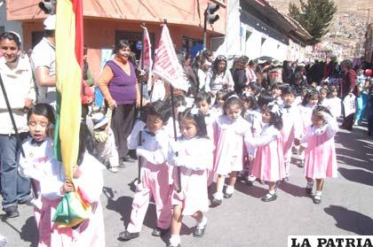 Estudiantes del kínder “Soria Galvarro” desfilando frente a su establecimiento en su aniversario