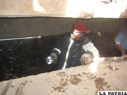 El Sgto. Torrico sale del canal tras lograr la aprehensión de uno de los antisociales
