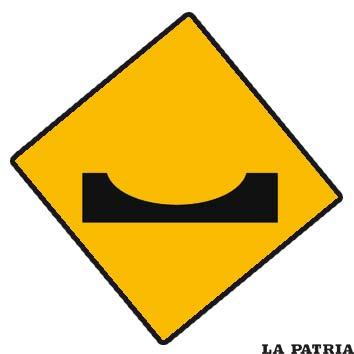 BADEN
ANUNCIA la proximidad de un badén o depresión en la superficie del camino que significa un peligro