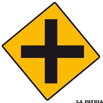 CRUCE DE CAMINOS
ANUNCIA  la proximidad de un cruce entre el camino por donde nuestro vehículo circula y un camino lateral que cruza perpendicularmente