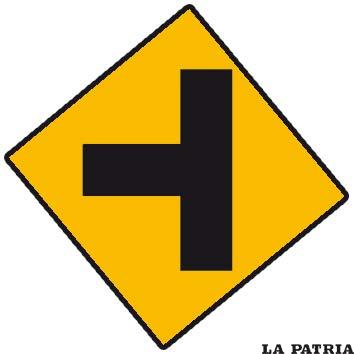 INTERSECCION CON CAMINO LATERAL A LA IZQUIERDA
ANUNCIA la proximidad de un camino lateral a la izquierda que se une perpendicularmente al camino por donde nuestro vehículo circula