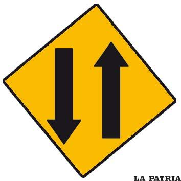 DOBLE  CIRCULACION
ANUNCIA La proximidad de un tamo del camino con doble circulación cuando nuestro vehículo está circulando por una vía de un solo sentido