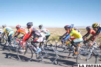 Ciclistas en plena competencia