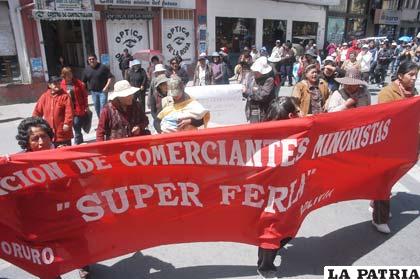 Comerciantes de la “Súper Feria” salieron en marcha de protesta por extorsiones que realiza el COA