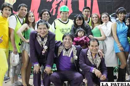 Daniel Gonzales junto a su familia, su elenco y componentes del Grupo Taquipayas