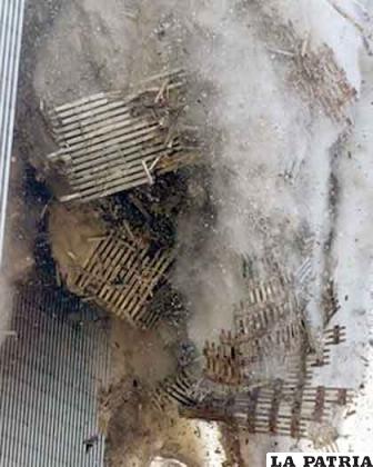 Una investigación oficial descubrió que el impacto de los aviones contra las Torres Gemelas averió las columnas de soporte y causó el derrumbe