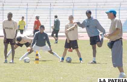 Jugadores de Oruro Royal junto a Ramallo