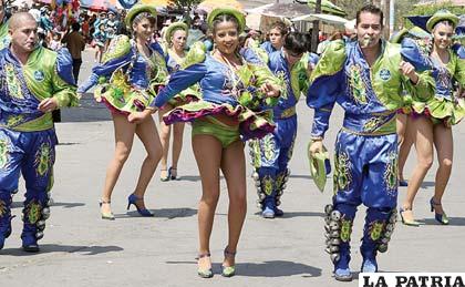 Cientos de bailarines demostraron colorido y trajes típicos
