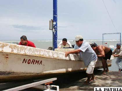 Pescadores toman sus previsiones por el paso de la tormenta tropical Nate