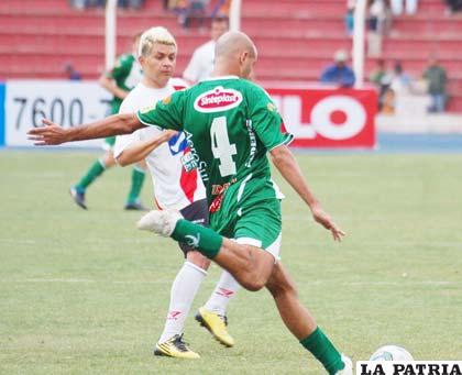 Arguello intenta rematar al arco ante la marca de Angulo